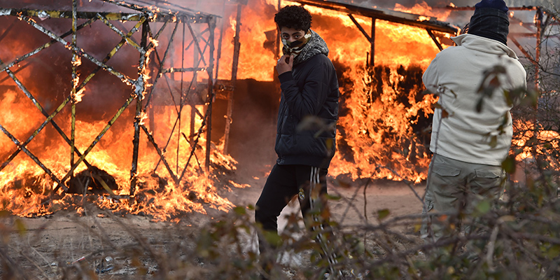 Sgombero e scontri nel campo di Calais, 29 febbraio 2016 (PHILIPPE HUGUEN/AFP/Getty Images)