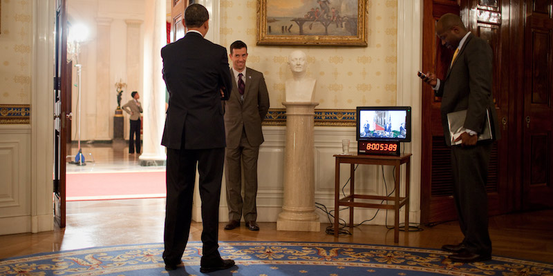 Barack Obama con Brian Mosteller e il suo assistente personale Reggie Love alla Casa Bianca nel 2009 (Pete Souza/White House via Getty Images)