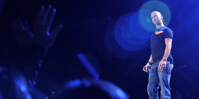 Eros Ramazzotti durante un concerto a Madrid, in Spagna, nel 2010.
(Getty Images)