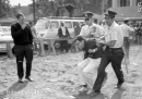 La foto di Bernie Sanders arrestato dalla polizia nel 1963