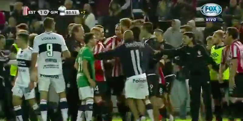 La mega-rissa durante Estudiantes-Gimnasia
