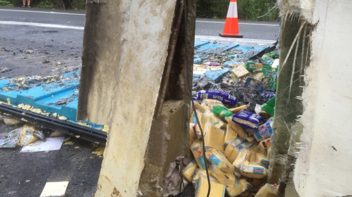 Le foto del camion pieno di formaggio che si è ribaltato vicino a Sydney, in Australia
