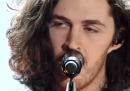 Il video di Hozier che canta "Take Me To Church" a Sanremo