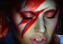 Il video di Lady Gaga che interpreta David Bowie ai Grammy, vestita da Ziggy Stardust