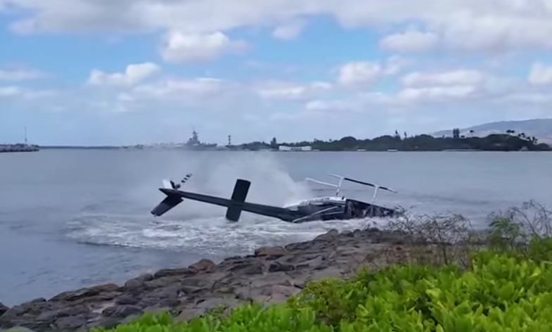 Il video dell’elicottero precipitato in mare alle Hawaii
