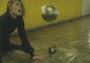 Il nuovo video dei Massive Attack, con Rosamund Pike