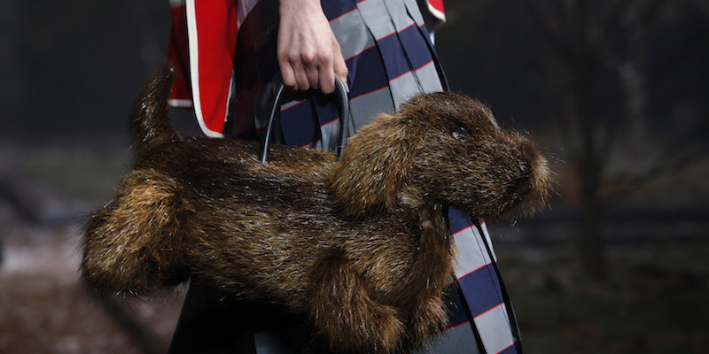 Una borsetta a forma di cane alla sfilata di Thom Browne, New York, 15 febbraio 2016. 
(AP Photo/Jason DeCrow)