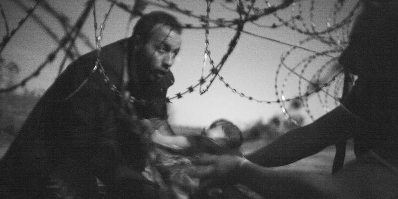 Warren Richardson
Hope for a New Life
Un uomo passa un bambino sotto il filo spinato al confine tra la Serbia e l'Ungheria a Röszke, in Ungheria, 28 agosto 2015.
(World Press Photo)