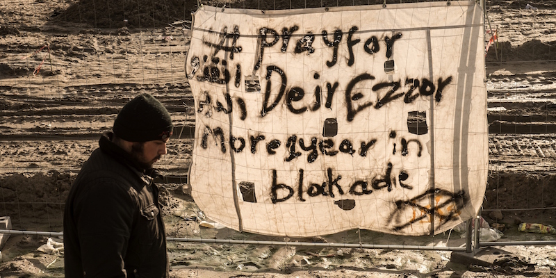 Un lenzuolo con scritto "Prega per Deir Ezzor" al campo per i migranti di Calais, in Francia (PHILIPPE HUGUEN/AFP/Getty Images)