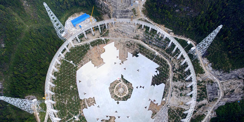 Il radiotelescopio FAST in Cina in fase di completamento (AP)