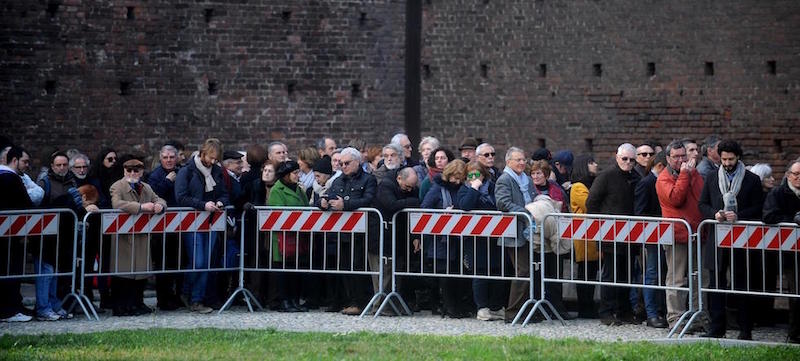 Le persone in coda al Castello Sforzesco per il funerale laico di Umberto Eco

(ANSA / DANIELE MASCOLO)