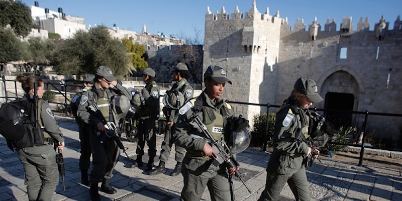 Agenti della polizia di frontiera israeliana dopo l’attacco alla Porta di Damasco (Ahmad Gharabli/AFP/Getty Images)