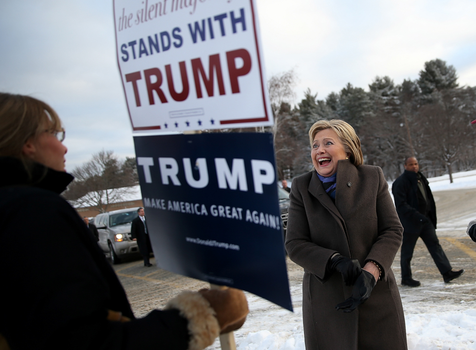La candidata democratica alla presidenza degli Stati Uniti Hillary Clinton e una sostenitrice di Donald Trump davanti a un seggio alla Fairgrounds Junior High School di Nashua, New Hampshire, nel giorno delle primarie. ( Justin Sullivan/Getty Images)