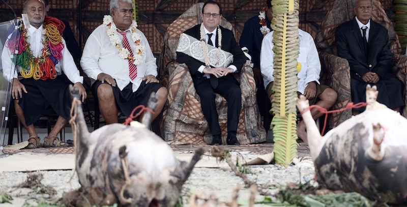 Il presidente francese Francois Hollande assiste a una cerimonia a Futuna, un'isola dell'oceano Pacifico (STEPHANE DE SAKUTIN/AFP/Getty Images)