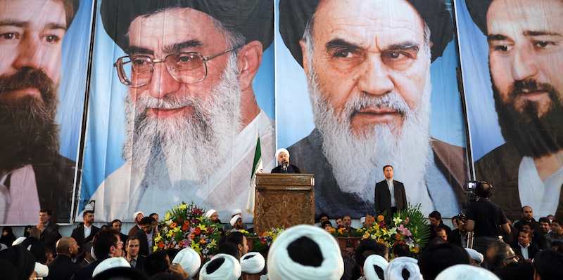 Il presidente iraniano Hassan Rouhani tiene un discorso a Teheran: dietro di lui ci sono i ritratti della Guida suprema Ali Khamenei (il secondo da sinistra) e del fondatore della Repubblica Islamica Ruhollah Khomeini (il secondo da destra). La foto è stata scattata il 3 giugno 2014 (ATTA KENARE/AFP/Getty Images)