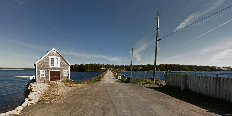 La strada che porta all'isola di Oak (Google Street View)