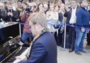 Il video dell'esibizione a sorpresa di Elton John a St. Pancras