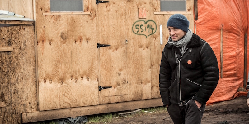 Le foto di Jude Law a Calais