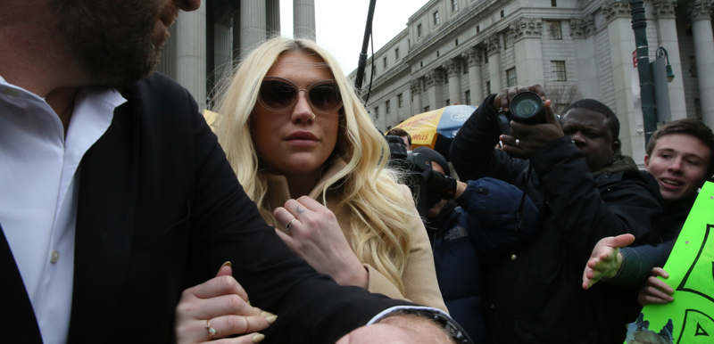 Kesha dopo essere uscita dal tribunale di New York dove è stata emessa la sentenza di venerdì scorso. (AP Photo/Mary Altaffer)