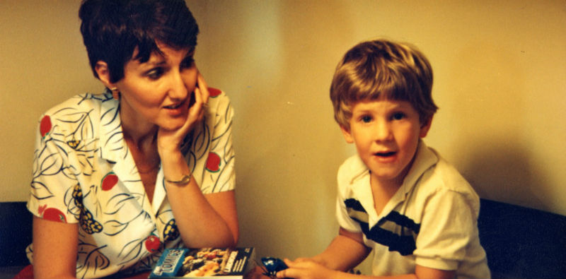 Sue Klebold con il figlio Dylan, nella foto che compare sulla copertina di “A Mother’s Reckoning: Living in the Aftermath of Tragedy"