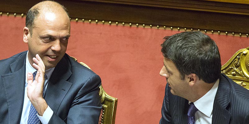 Angelino Alfano e Matteo Renzi al Senato (Roberto Monaldo / LaPresse)