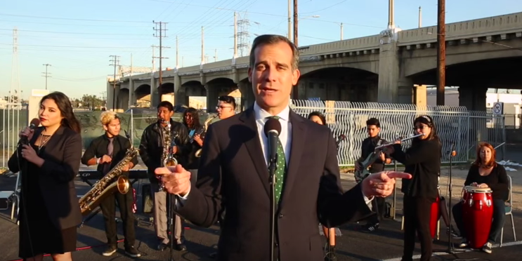 Il sindaco di Los Angeles “canta” la chiusura temporanea di una superstrada