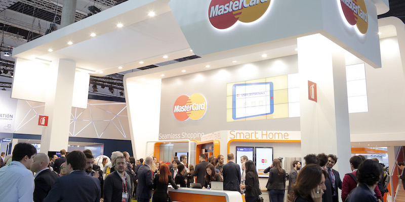 Lo stand di MasterCard al primo giorno del Mobile World Congress a Barcellona, Spagna, il 22 febbraio 2016 (Carlos Alonso/AP Images for MasterCard)