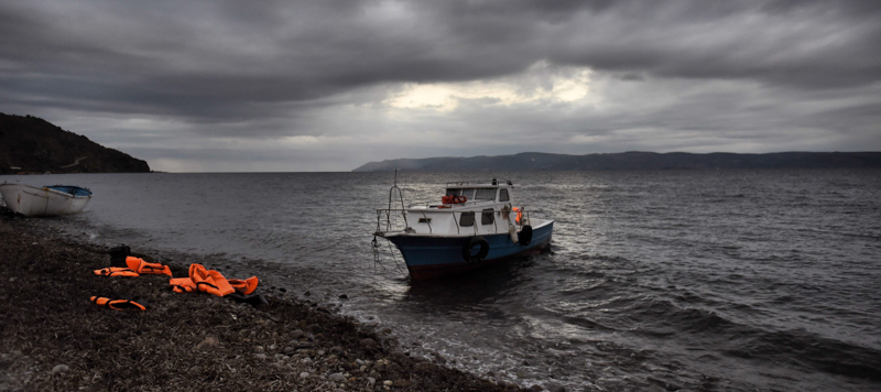 Una spiaggia dell'isola di Lesbo dopo l'arrivo di un gruppo di migranti salvati al largo delle coste, fotografata il 3 dicembre 2015. (ARIS MESSINIS/AFP/Getty Images)