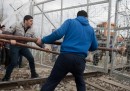 Una recinzione al confine tra Grecia e Macedonia è stata sfondata da un gruppo di migranti