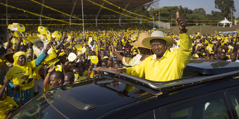 Yoweri Museveni in mezzo ai suoi sostenitori a Kampala, in Uganda (AP Photo/Ben Curtis, File)