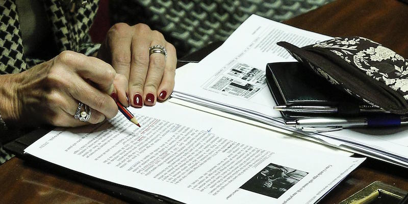 Gli appunti di Monica Cirinnà durante la discussione sul ddi Cirinnà, Roma, 25 febbraio 2016 (ANSA/ GIUSEPPE LAMI)