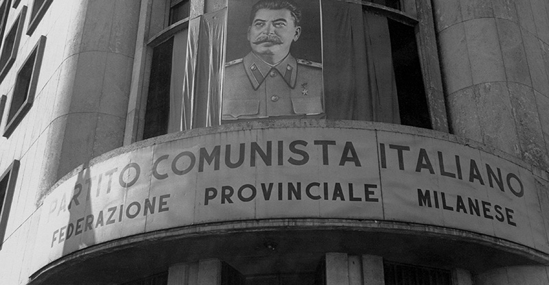 Il ritratto di Stalin davanti alla Federazione Milanese del PCI, alla sua morte nel 1953 (FARABOLAFOTO)