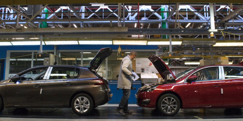 La linea di produzione della Peugeot 308 nella fabbrica PSA Peugeot Citroen di Sochaux (SEBASTIEN BOZON/AFP/Getty Images)