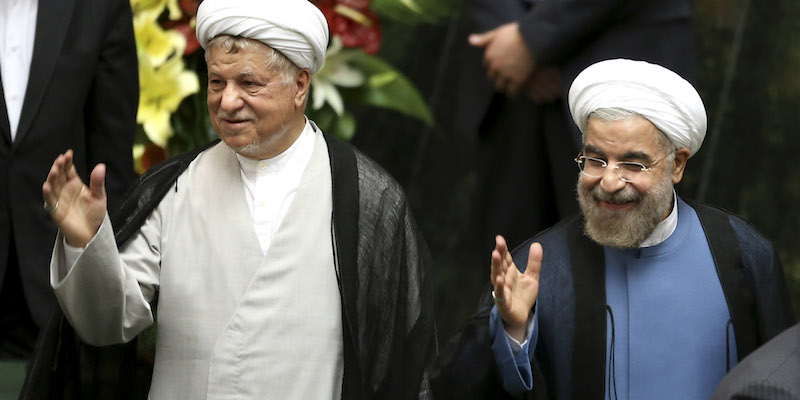 Hassan Rouhani, a destra, e Akbar Hashemi Rafsanjani al Parlamento di Teheran, in una foto scattata il 4 agosto 2013 (AP Photo/Ebrahim Noroozi)