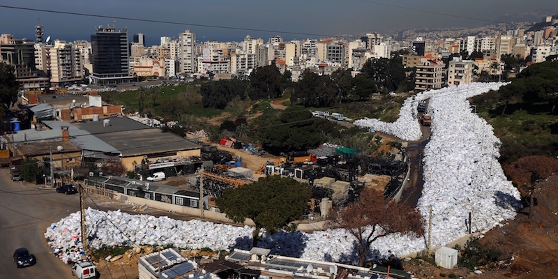 Rifiuti in una strada di Judaydat al-Matn, alla periferia di Beirut (JOSEPH EID / AFP / Getty Images)