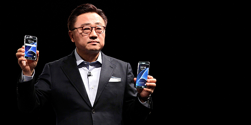 Il presidente della divisione mobile di Samsung, DJ Koh, presenta i nuovi Samsung Galaxy S7 e S7 Edge a Barcellona, Spagna (EFE/Alberto Estevez)