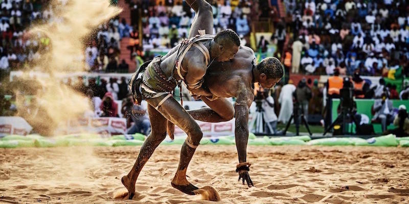 BB Bisma Ndoye sconfigge Maraka Dji allo stadio Demba Diop di Dakar
5 aprile 2015

(World Press Photo - Christian Bobst)