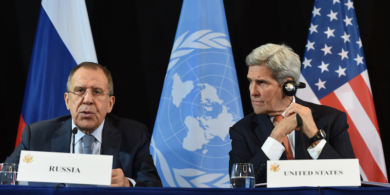 Il ministro degli Esteri russo, Sergei Lavrov, e il segretario di stato americano, John Kerry, alla conferenza stampa a Monaco di Baviera (CHRISTOF STACHE/AFP/Getty Images)