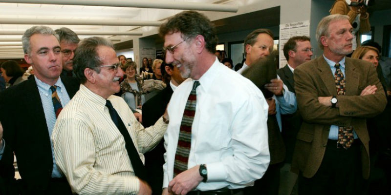 L'allora direttore del Boston Globe Martin Baron con alcuni giornalisti della redazione dopo l'assegnazione del premio Pulitzer al giornale (Charles Krupa/Associated Press)