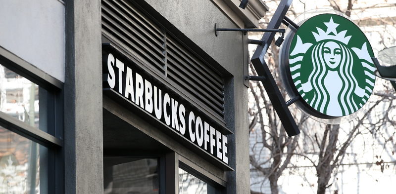 Un bar di Starbucks a San Francisco. (Justin Sullivan/Getty Images)