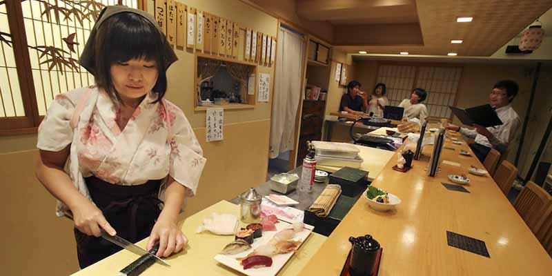 Yuki Chidui di "Nadeshiko sushi" a Tokyo. (AP Photo/Koji Sasahara)