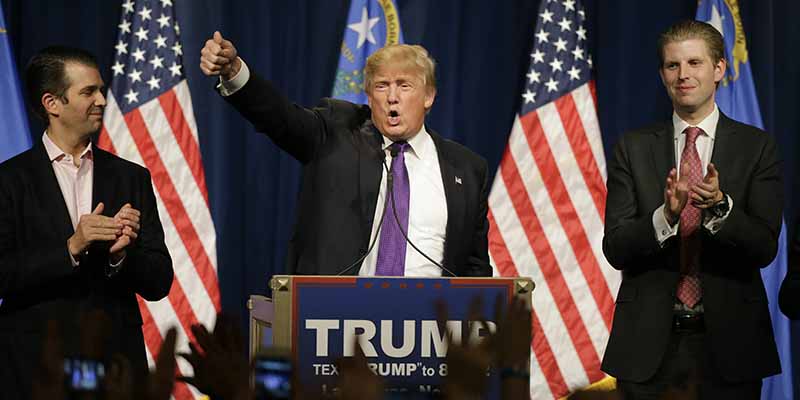 Donald Trump con a fianco i suoi figli, Donald Trump Jr. ed Eric, in Nevada. (AP Photo/Jae C. Hong)