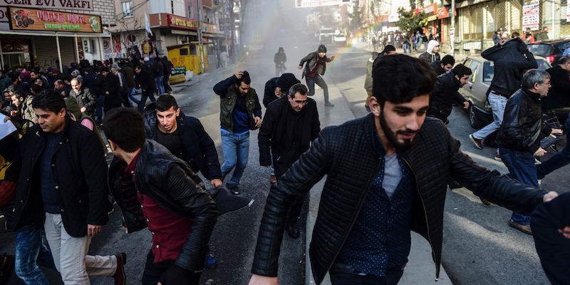 Una foto di scontri scattata a Istanbul il 31 gennaio 2016 (BULENT KILIC/AFP/Getty Images)