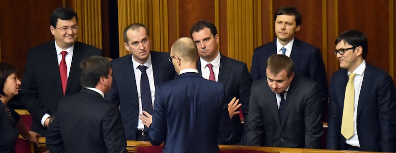 Il primo ministro ucraino Arseniy Yatsenyuk (al centro, di spalle) parla con altri membri del suo governo (SERGEI SUPINSKY/AFP/Getty Images)