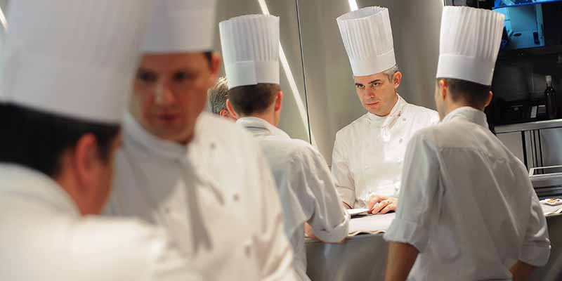 Benoit Violier, il secondo da destra, nella sua cucina. (ALAIN GROSCLAUDE/AFP/Getty Images)