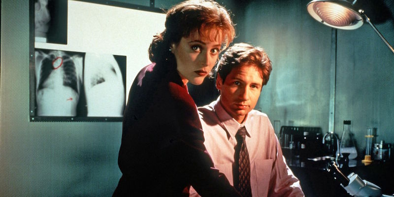 Gillian Anderson e David Duchovny nei panni degli agenti Dana Scully e Fox Mulder nella prima stagione di X-Files, del 1993