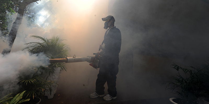 Un operatore al lavoro per fumigare i nidi delle zanzare in un quartiere di Tegucigalpa, Honduras (ORLANDO SIERRA/AFP/Getty Images)