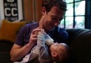 La foto di Mark Zuckerberg che fa mangiare sua figlia Max