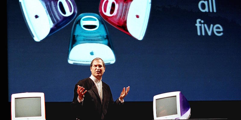 Steve Jobs alla presentazione degli iMac colorati il 5 gennaio 1999 a San Francisco (OHN G. MABANGLO/AFP/Getty Images)