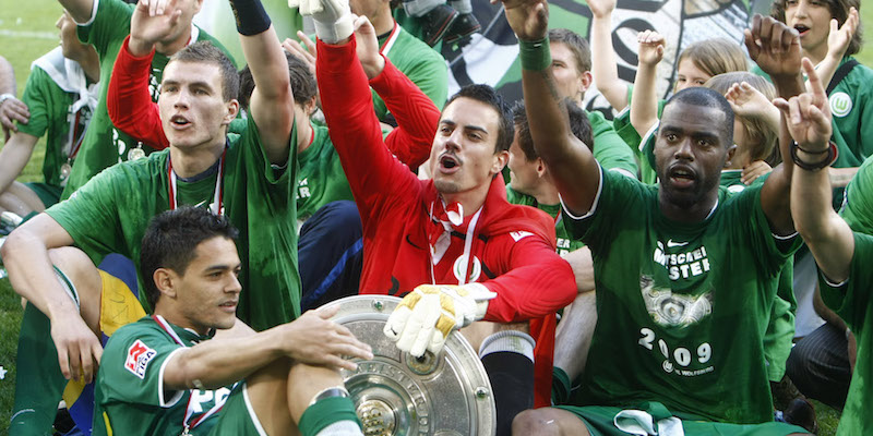 I giocatori del Wolfsburg mentre festeggiano la vittoria del campionato nel 2009 (AP Photo/Joerg Sarbach)